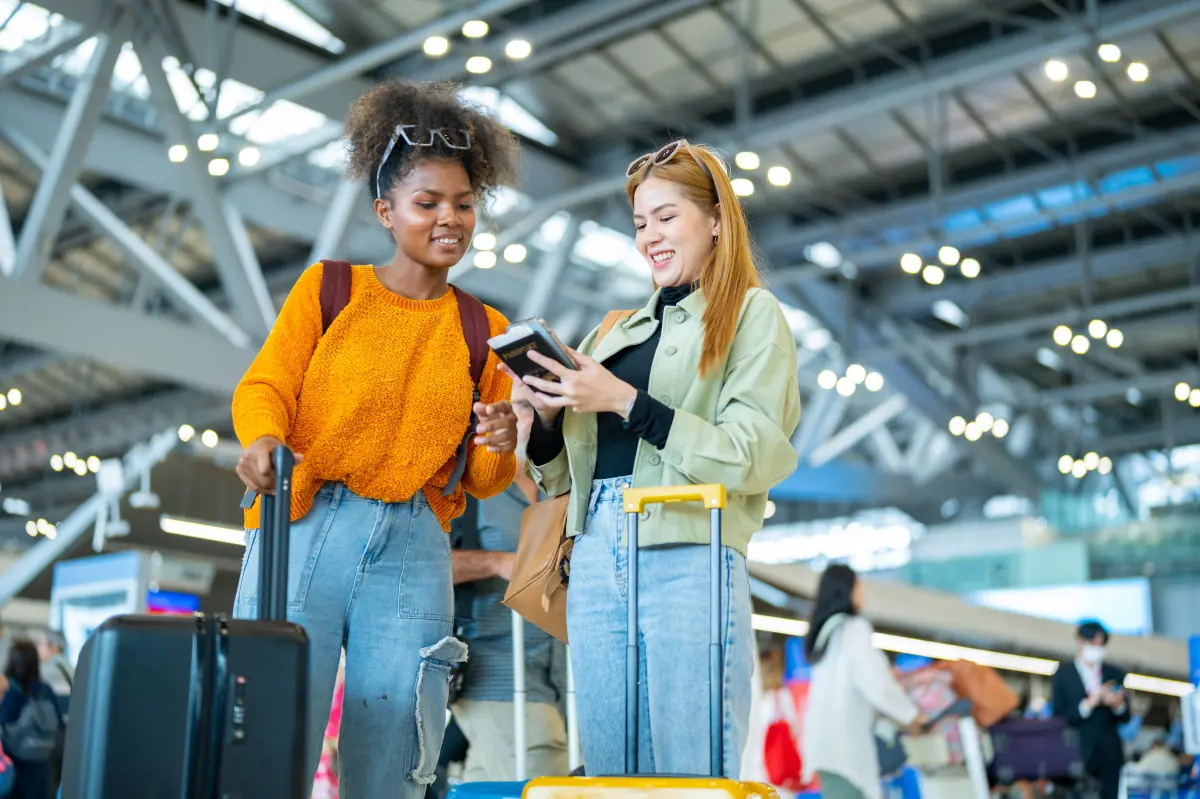 turistas en aeropuerto buscando taxi